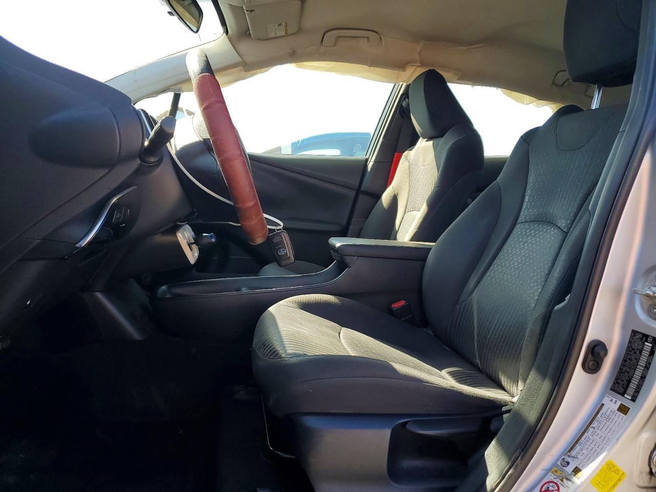 2016 Toyota Prius Two - Фото 7