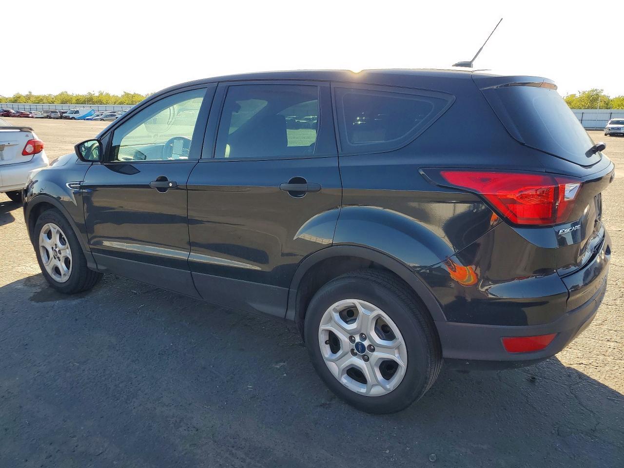 2019 Ford Escape S - Фото 2