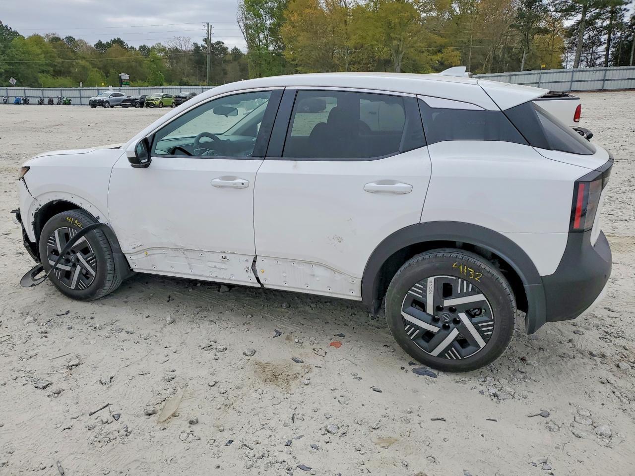 2025 Nissan Kicks Sv - Image 2