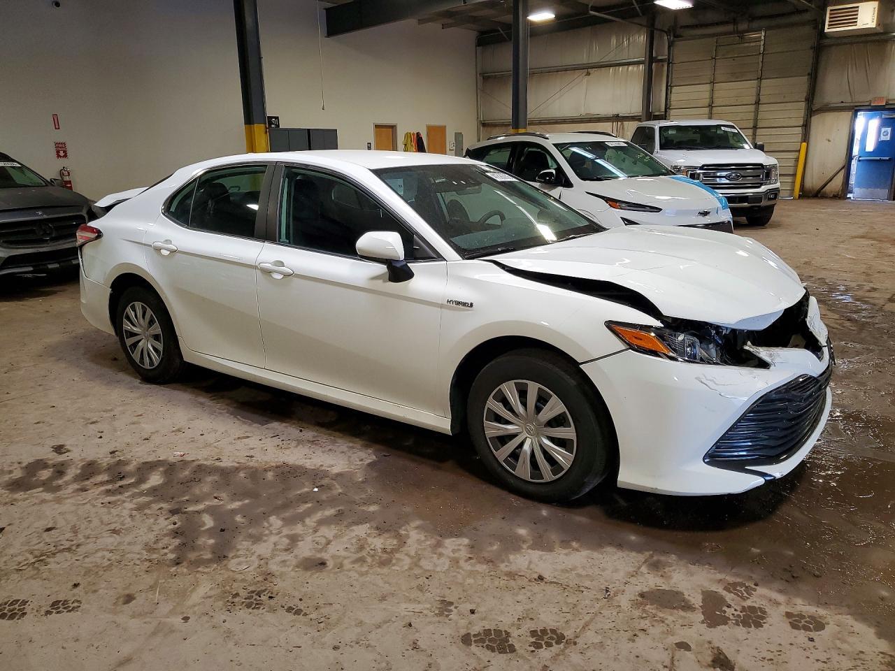 2019 Toyota Camry Hybrid Le - Image 4