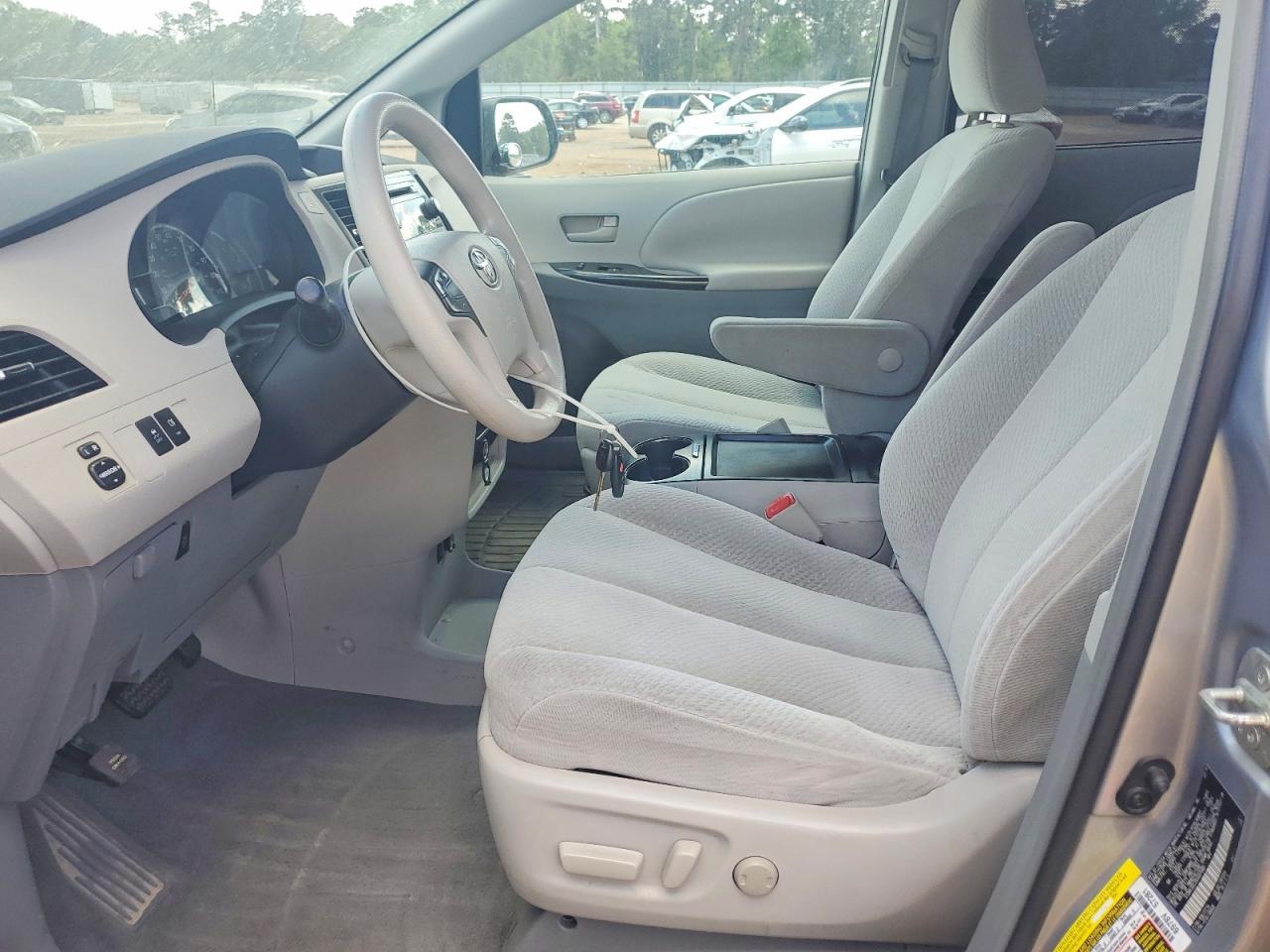 2011 Toyota Sienna Le 8-Passenger - Фото 7
