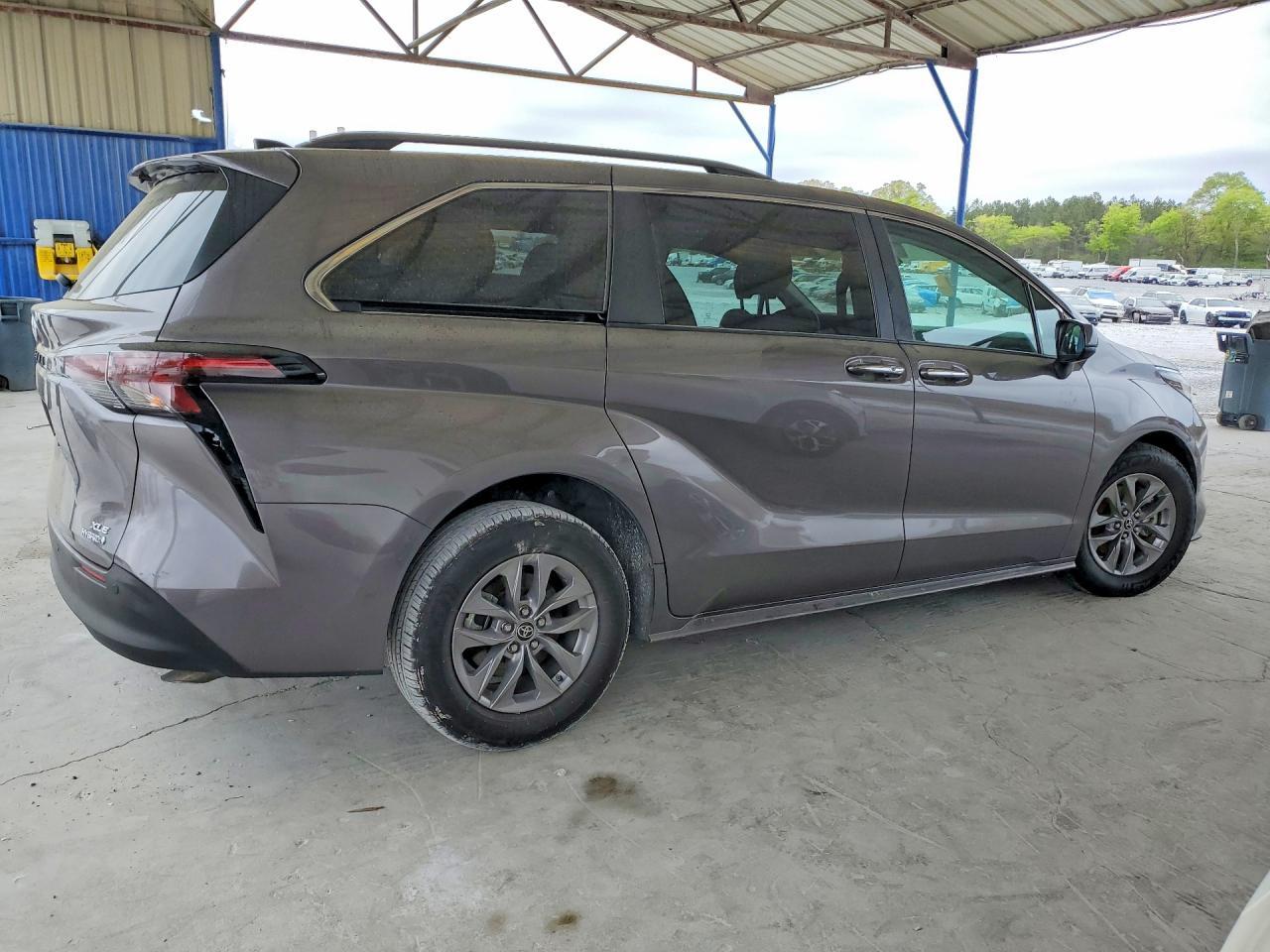2024 Toyota Sienna Xle 8-Passenger - Image 3