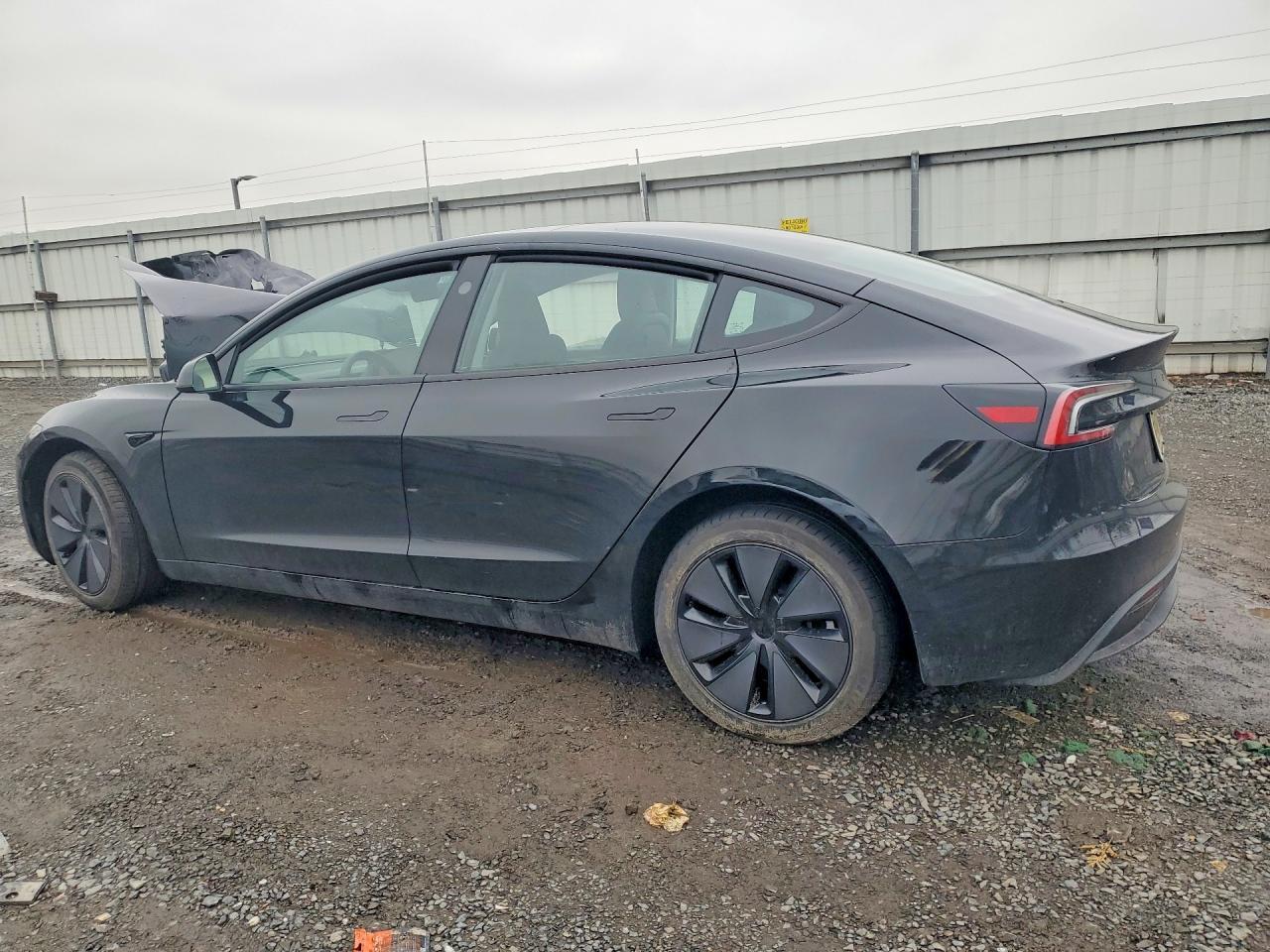 2026 Tesla Model 3 - Фото 2