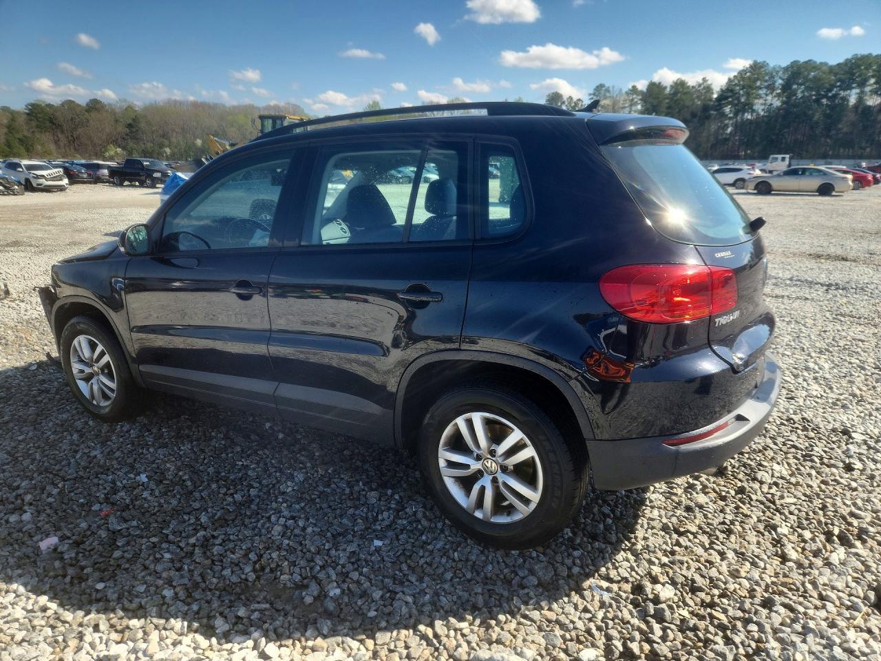 2017 Volkswagen Tiguan S - Фото 2