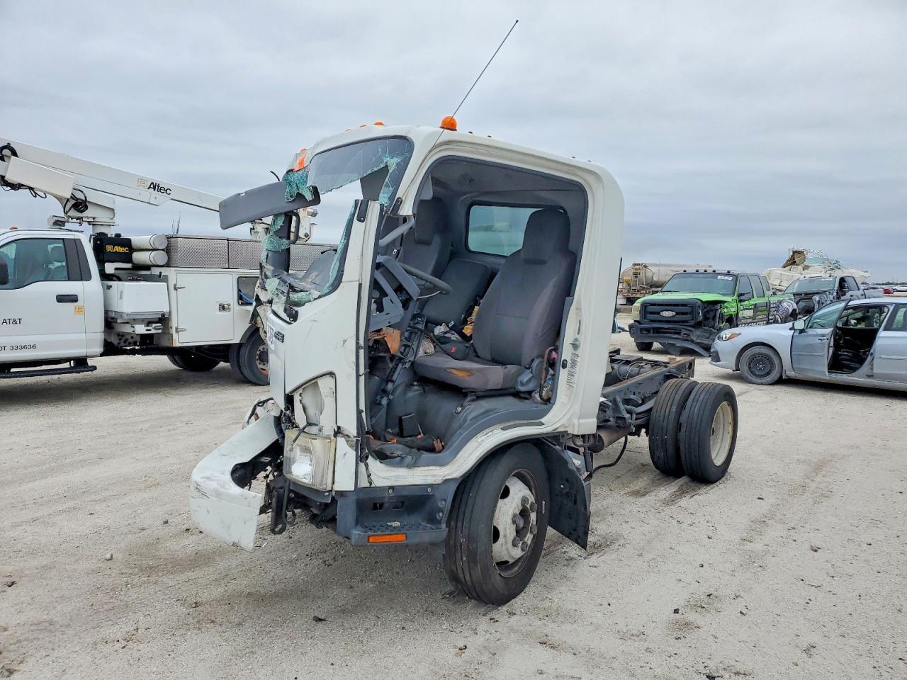 2015 Isuzu Npr Hd Truck Cab And Chassis - Image 2