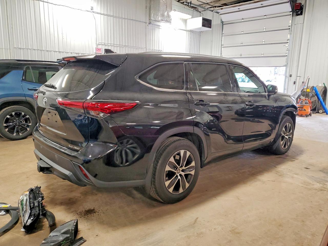 2021 Toyota Highlander Xle - Image 3