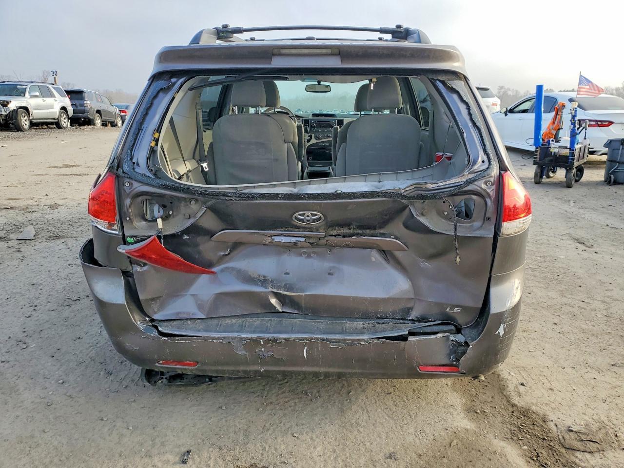 2012 Toyota Sienna Le 8-Passenger - Image 6