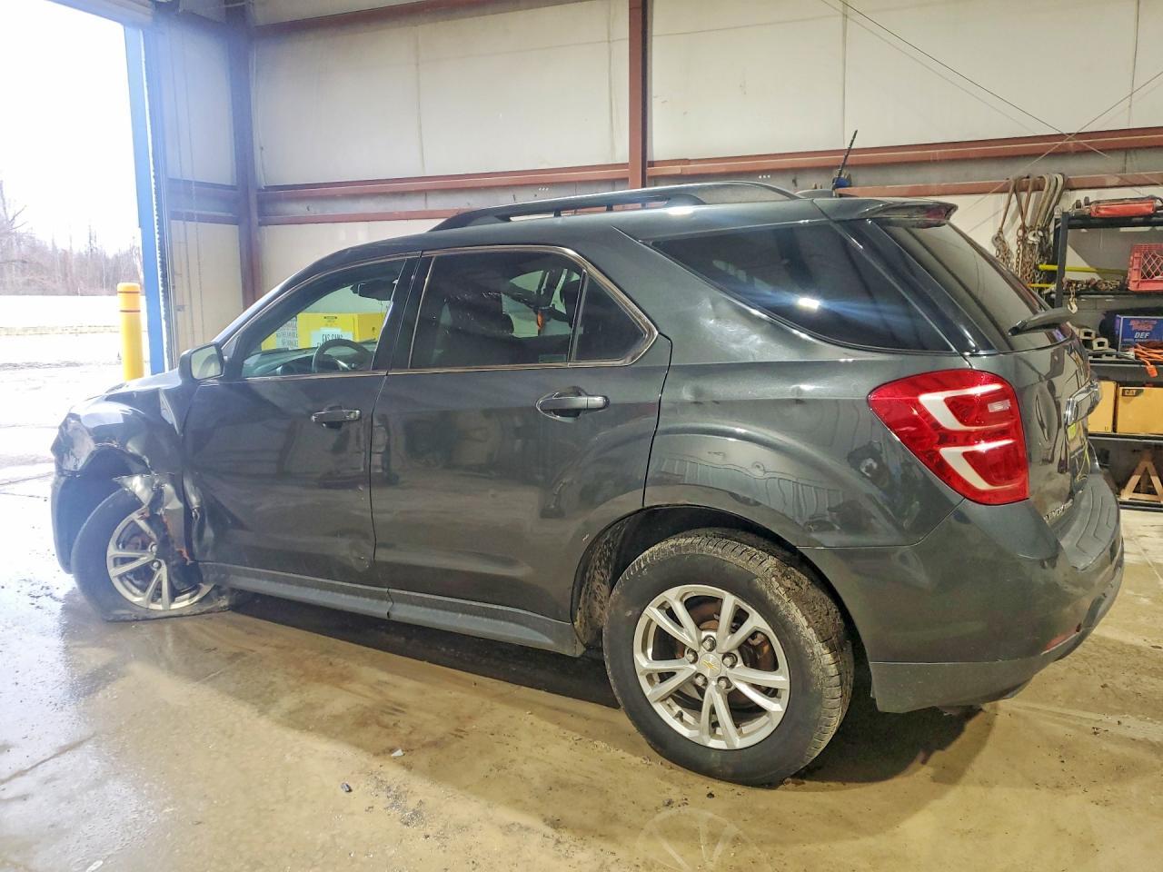 2017 Chevrolet Equinox Lt - Image 2