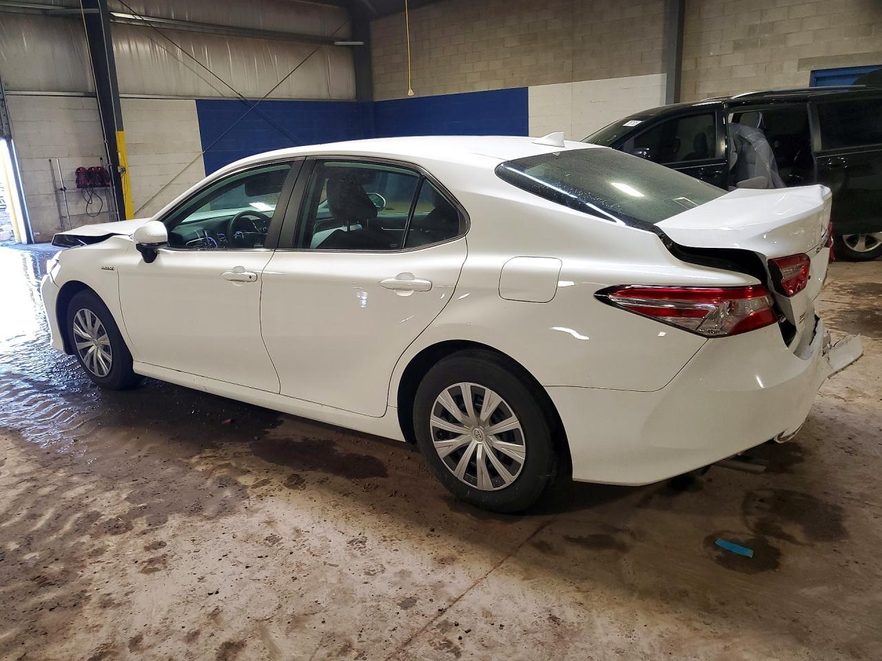2019 Toyota Camry Hybrid Le - Image 2
