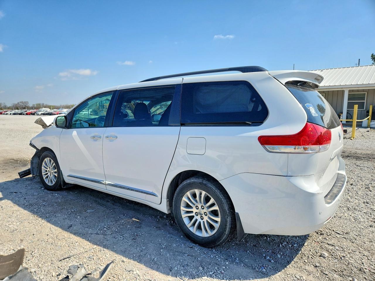 2011 Toyota Sienna Xle 8-Passenger - Фото 2