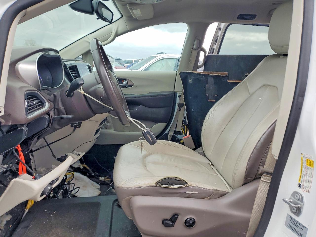 2017 Chrysler Pacifica Touring L - Фото 7