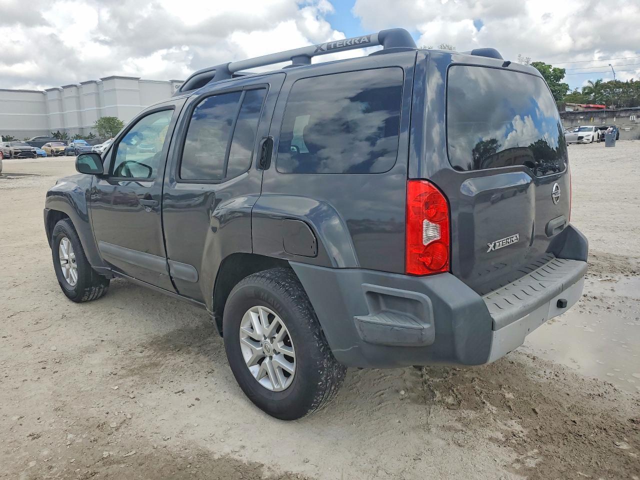 2014 Nissan Xterra X - Image 2