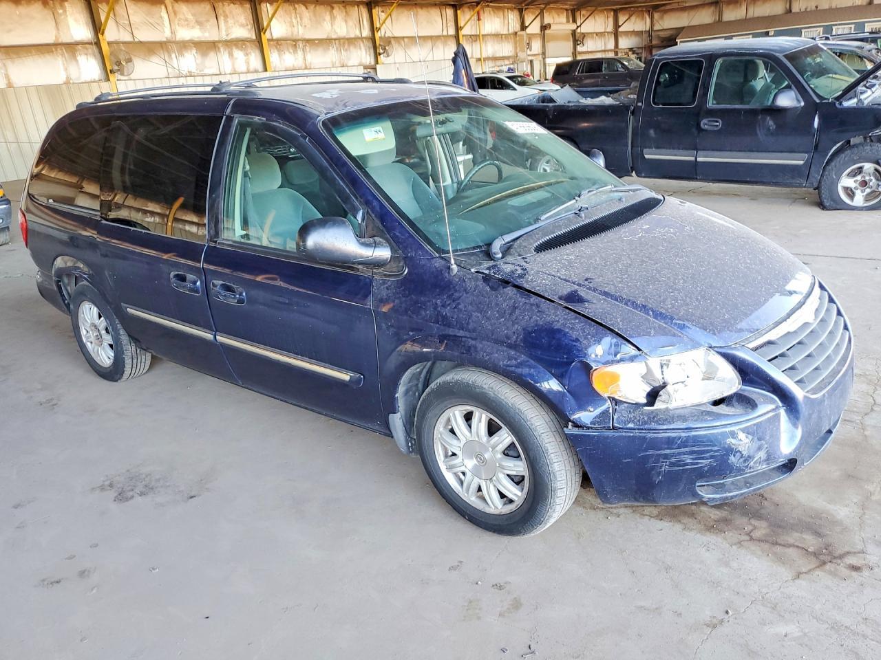 2005 Chrysler Town & Country Touring - Image 4