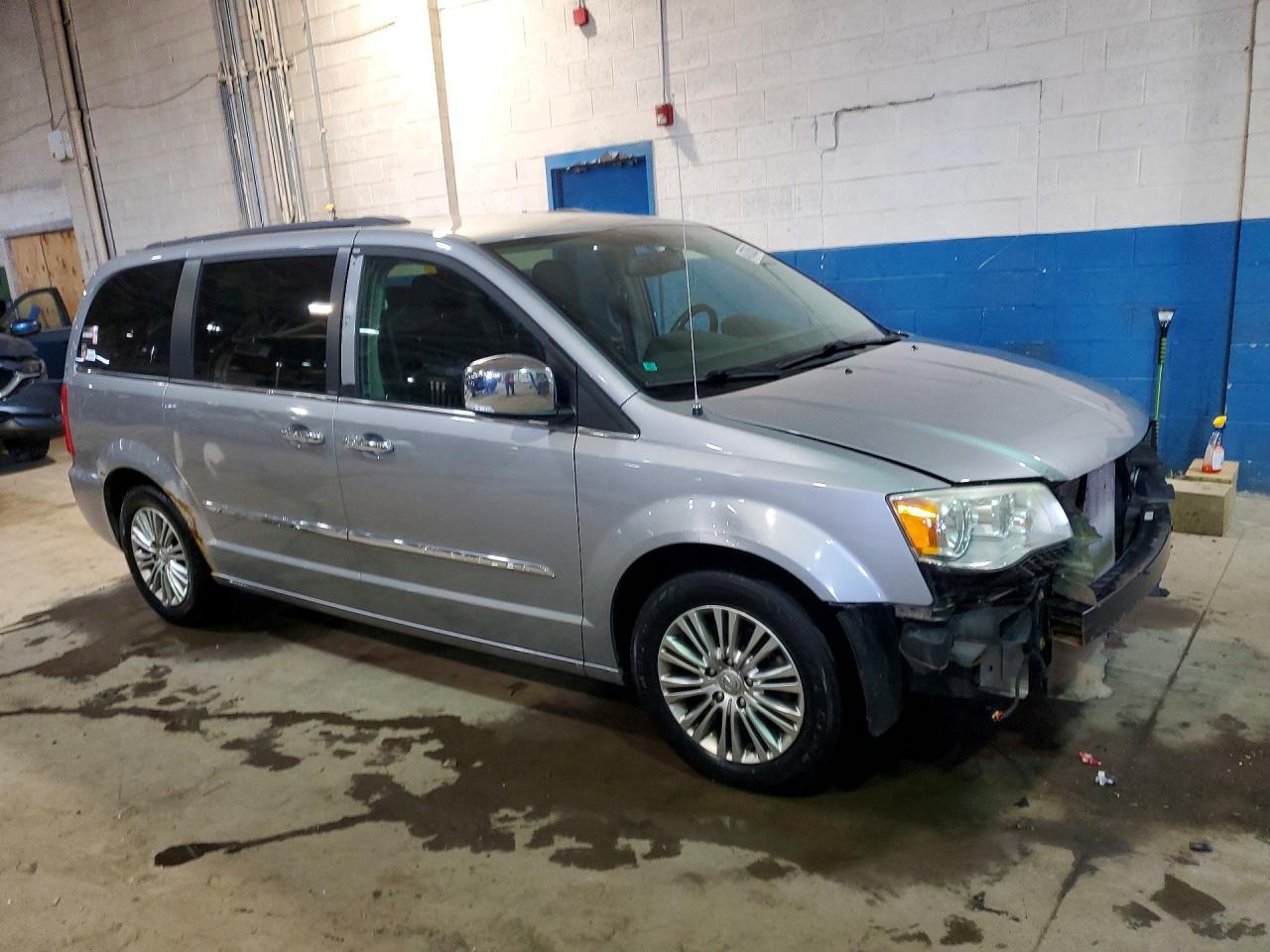 2013 Chrysler Town & Country Touring L - Image 4