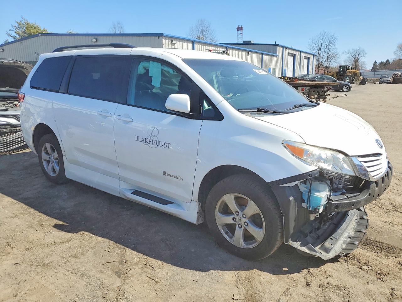 2015 Toyota Sienna Le Mobility 7-Passenger - Image 4