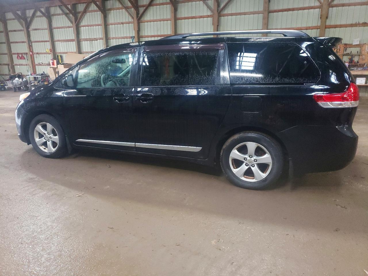 2011 Toyota Sienna Le 8-Passenger - Image 2