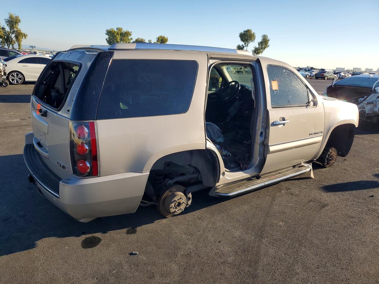 2008 GMC Yukon Denali - Фото 3