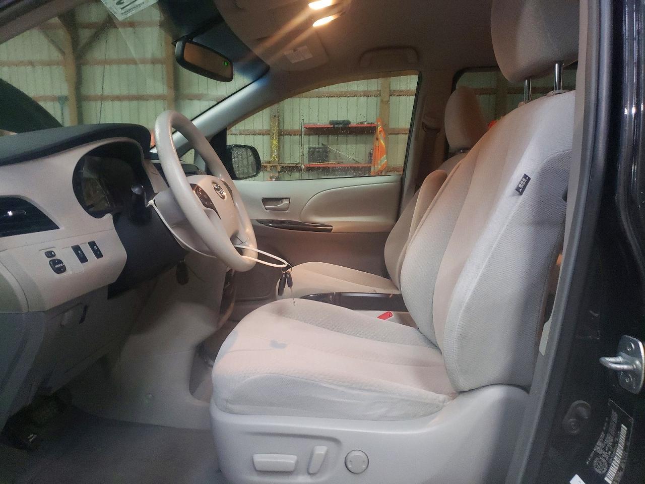 2011 Toyota Sienna Le 8-Passenger - Image 7