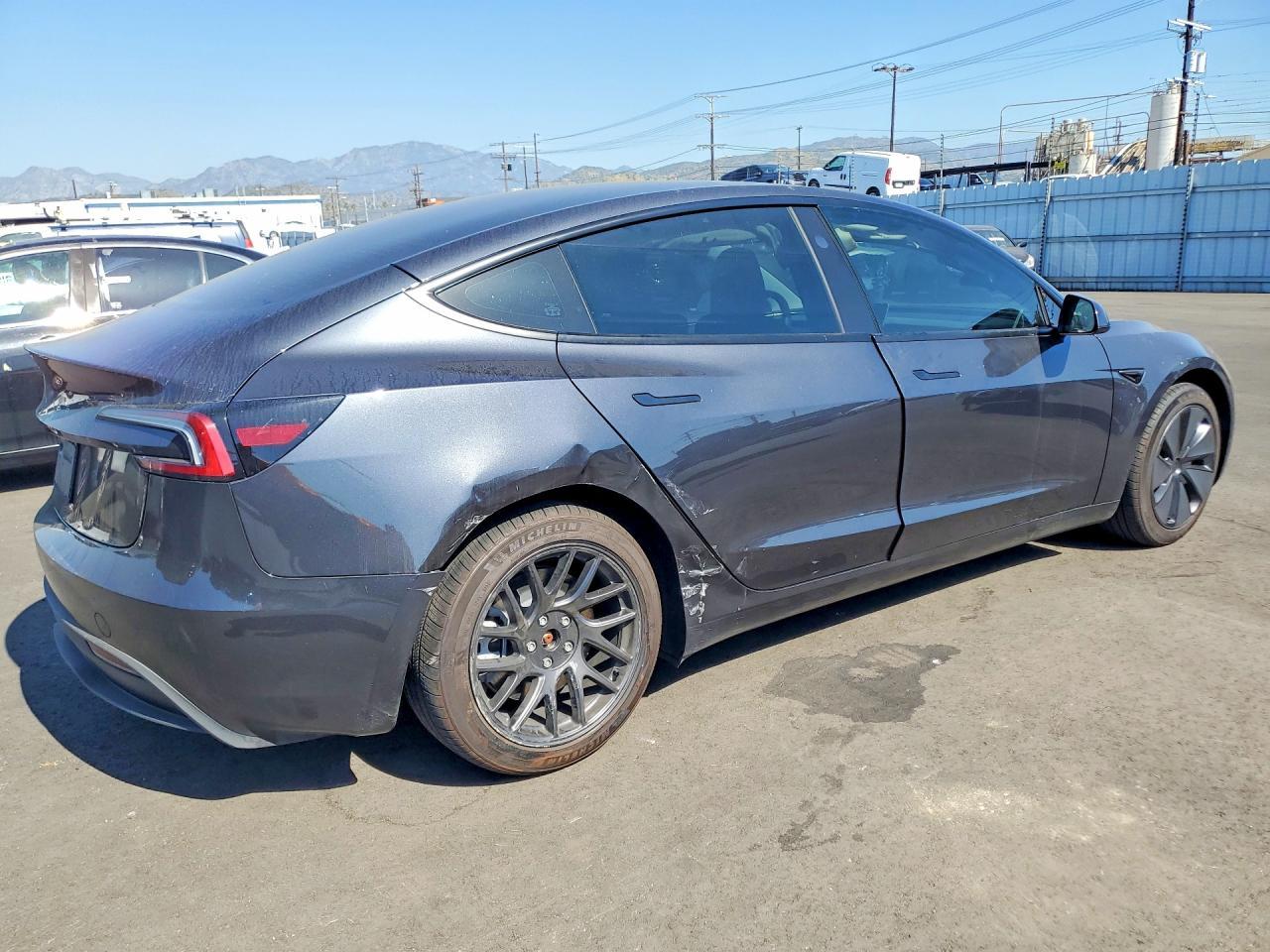 2025 Tesla Model 3 - Фото 3