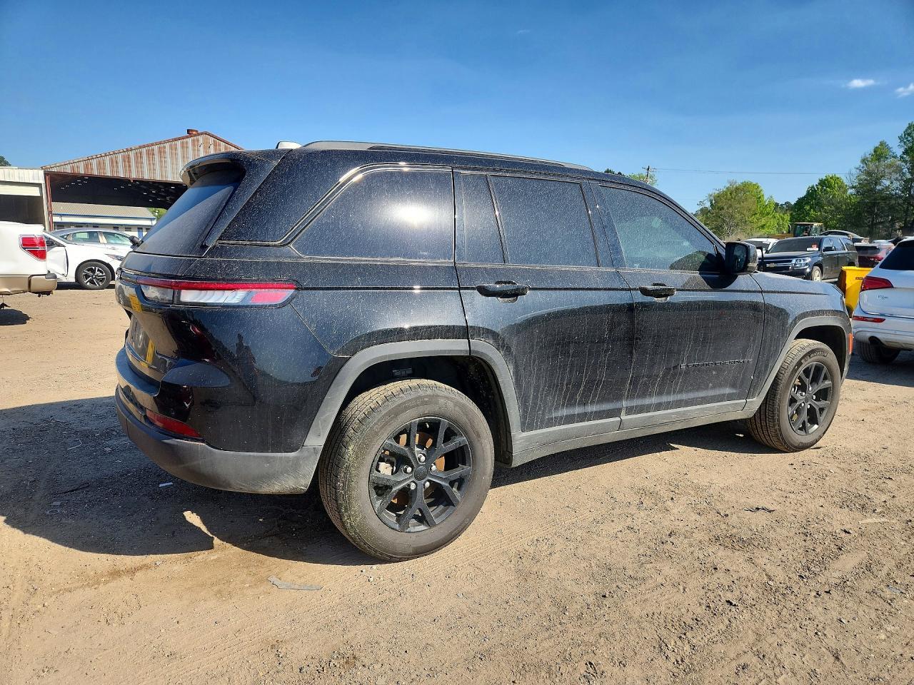 2025 Jeep Grand Cherokee Laredo - Image 3