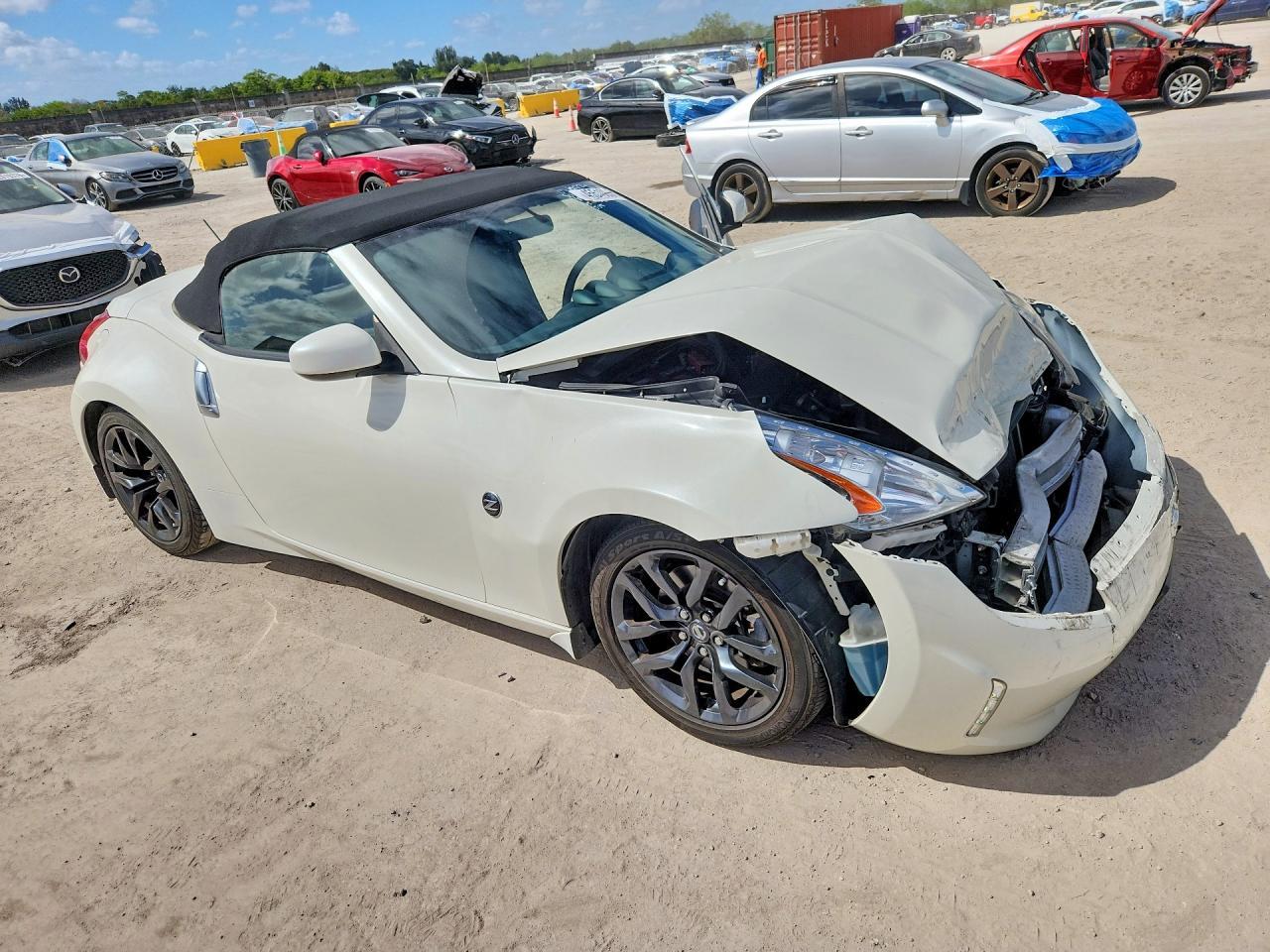 2017 Nissan 370Z Roadster - Фото 4