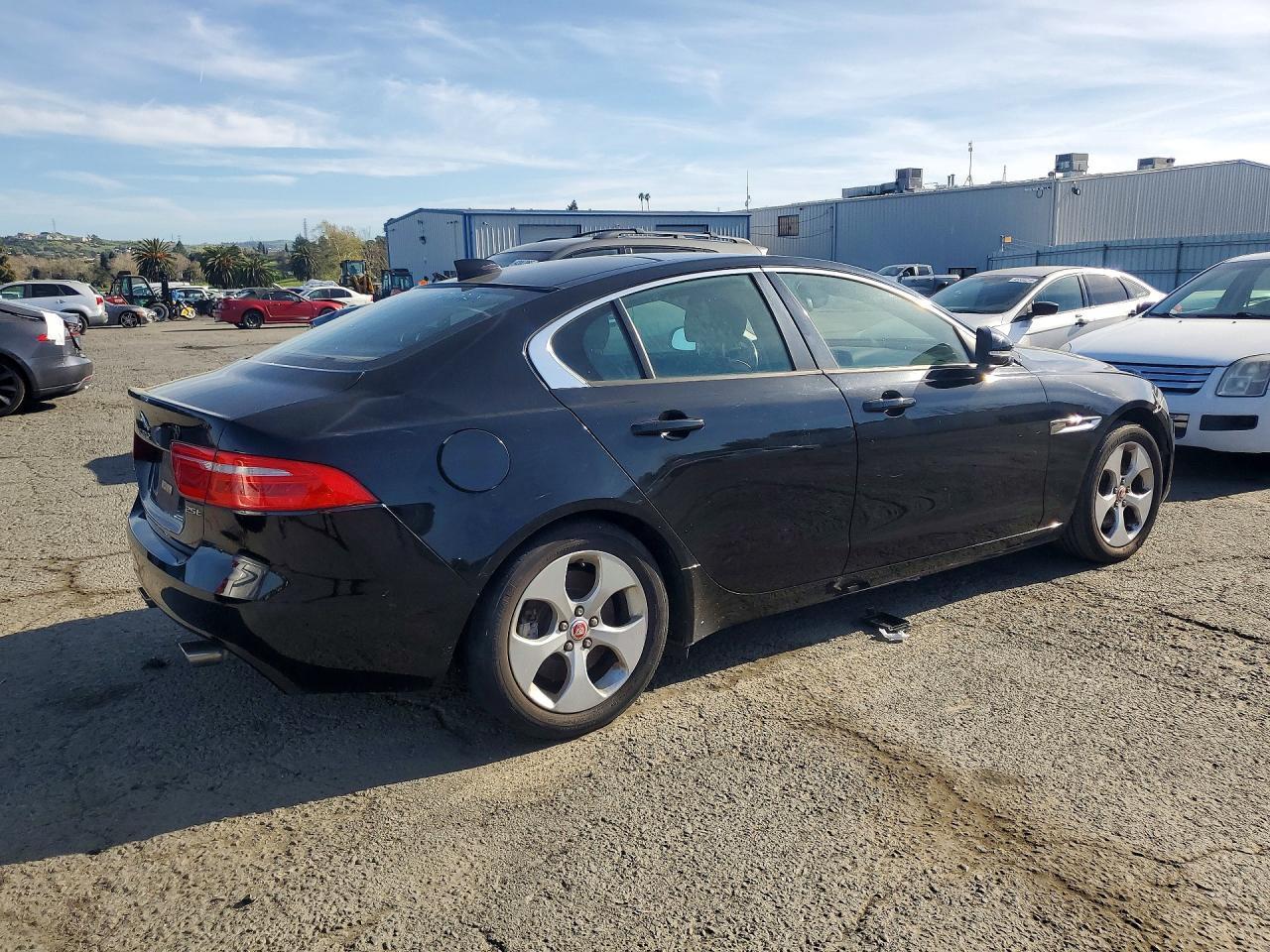 2017 Jaguar Xe - Фото 3