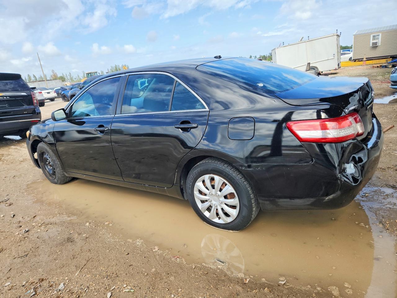 2011 Toyota Camry Base - Фото 2