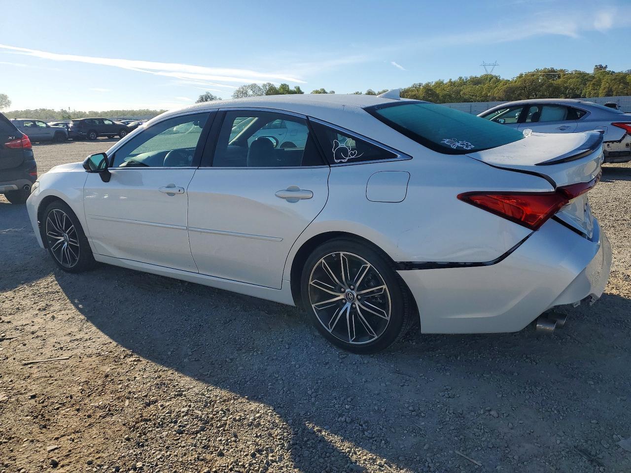 2019 Toyota Avalon Touring - Image 2