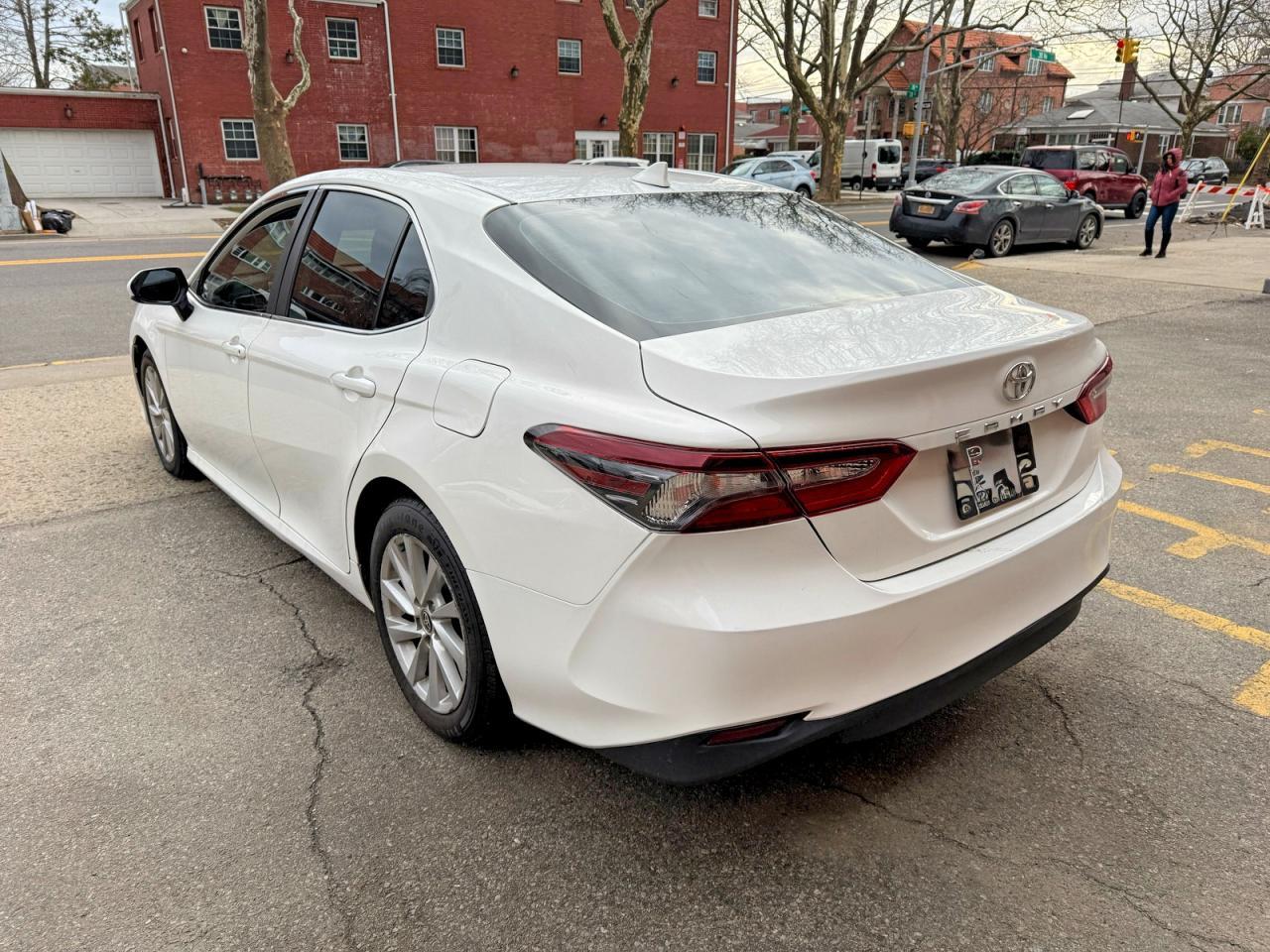 2021 Toyota Camry Le - Фото 3