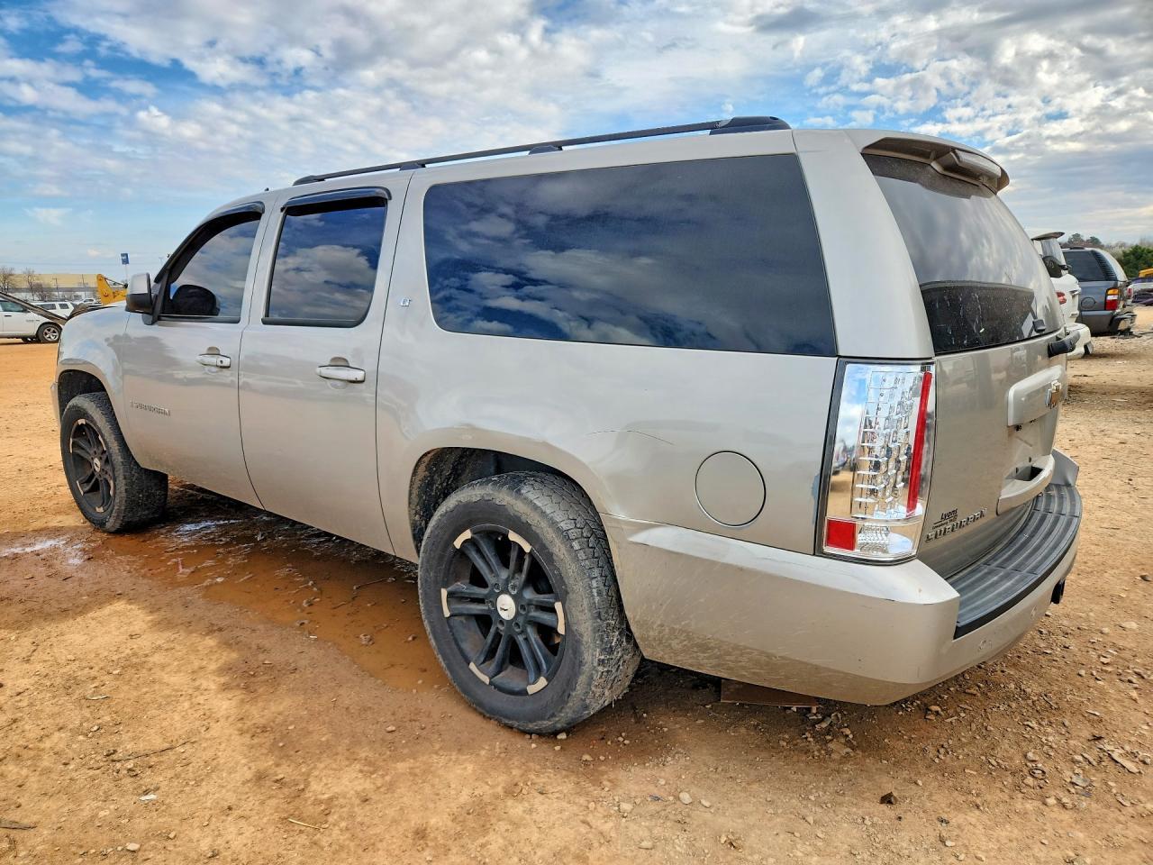 2008 Chevrolet Suburban C1500 Ls - Image 2