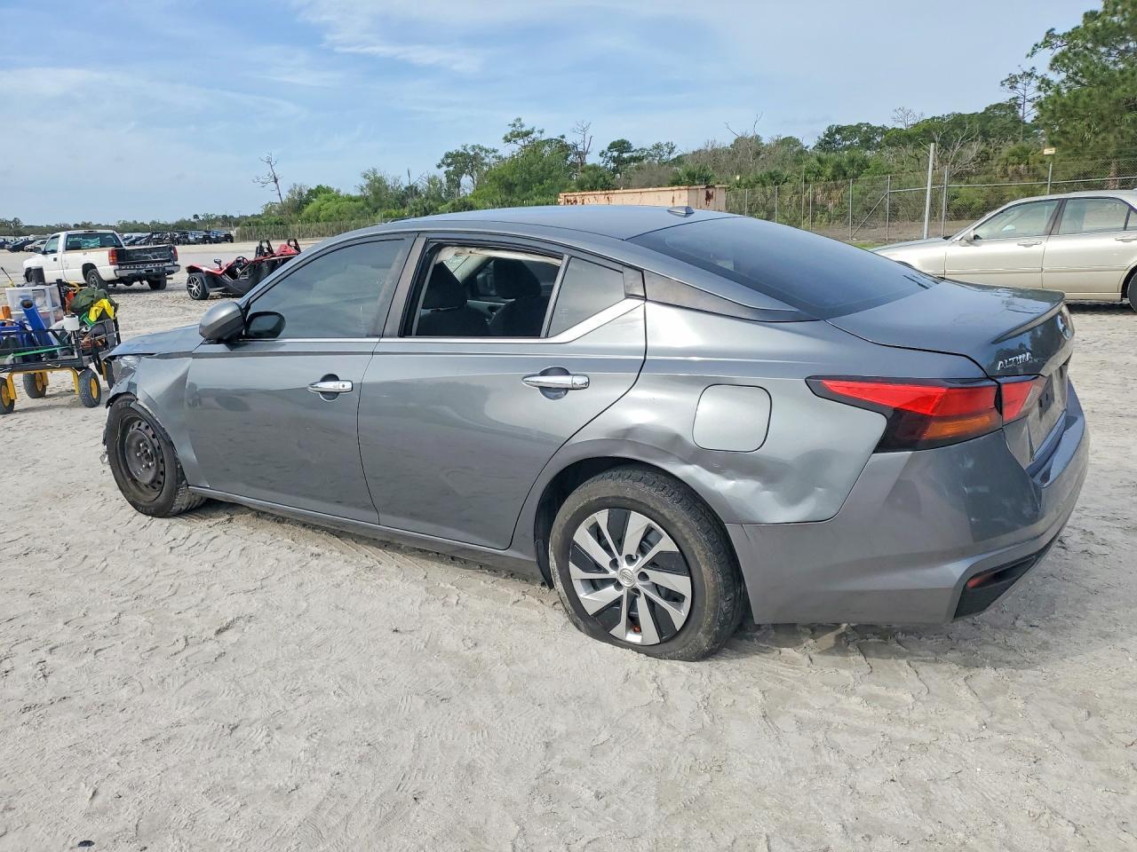 2020 Nissan Altima S - Фото 2