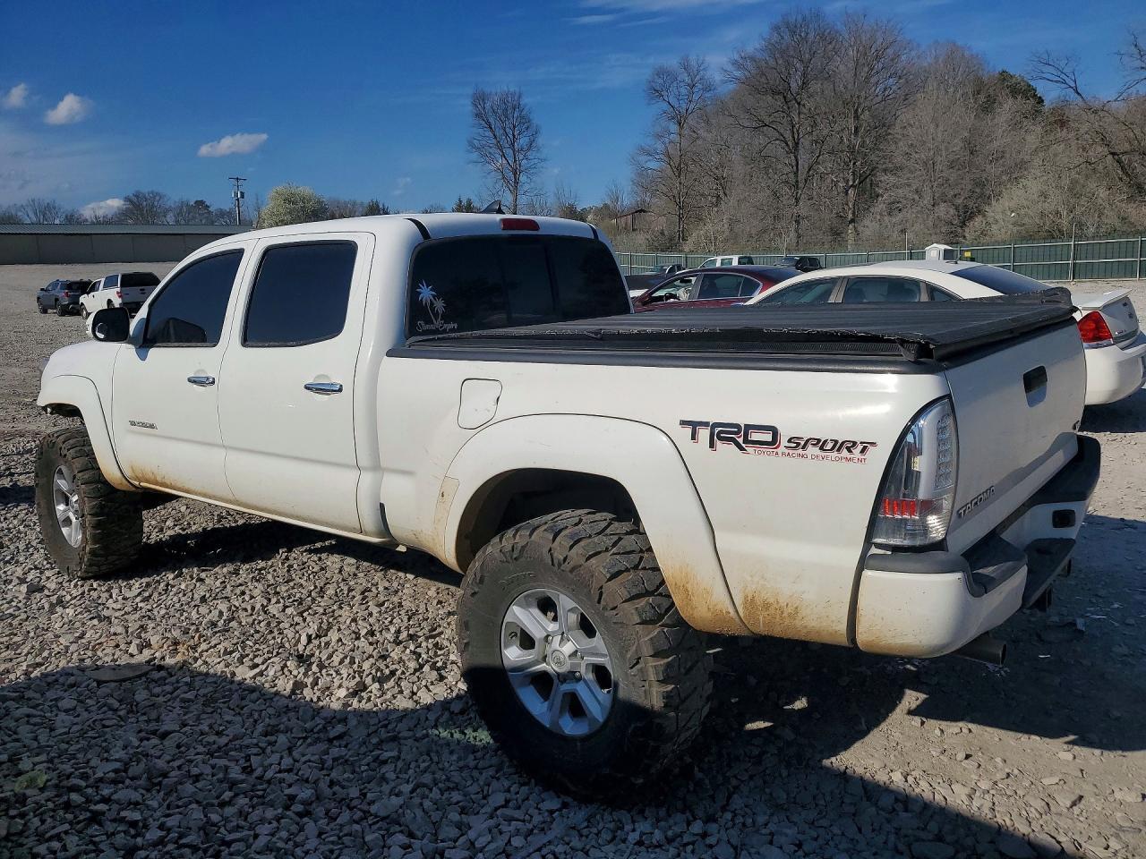 2015 Toyota Tacoma V6 - Image 2