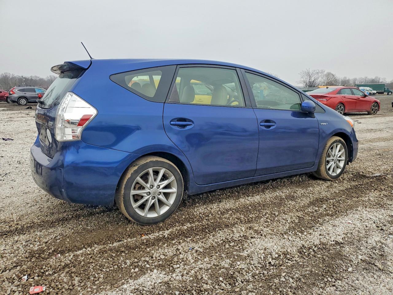 2013 Toyota Prius V Five - Фото 3