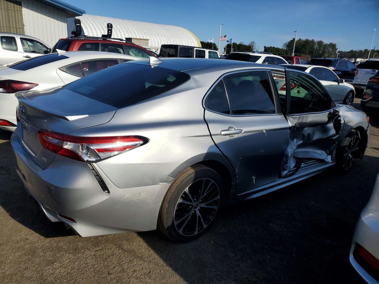 2020 Toyota Camry Se - Фото 3