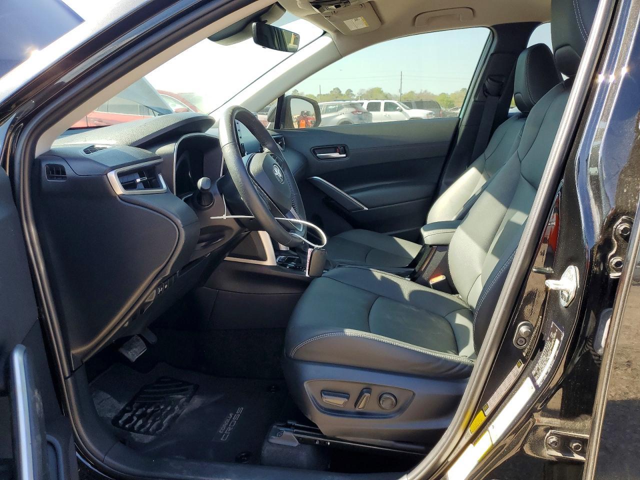 2022 Toyota Corolla Cross Xle - Image 7