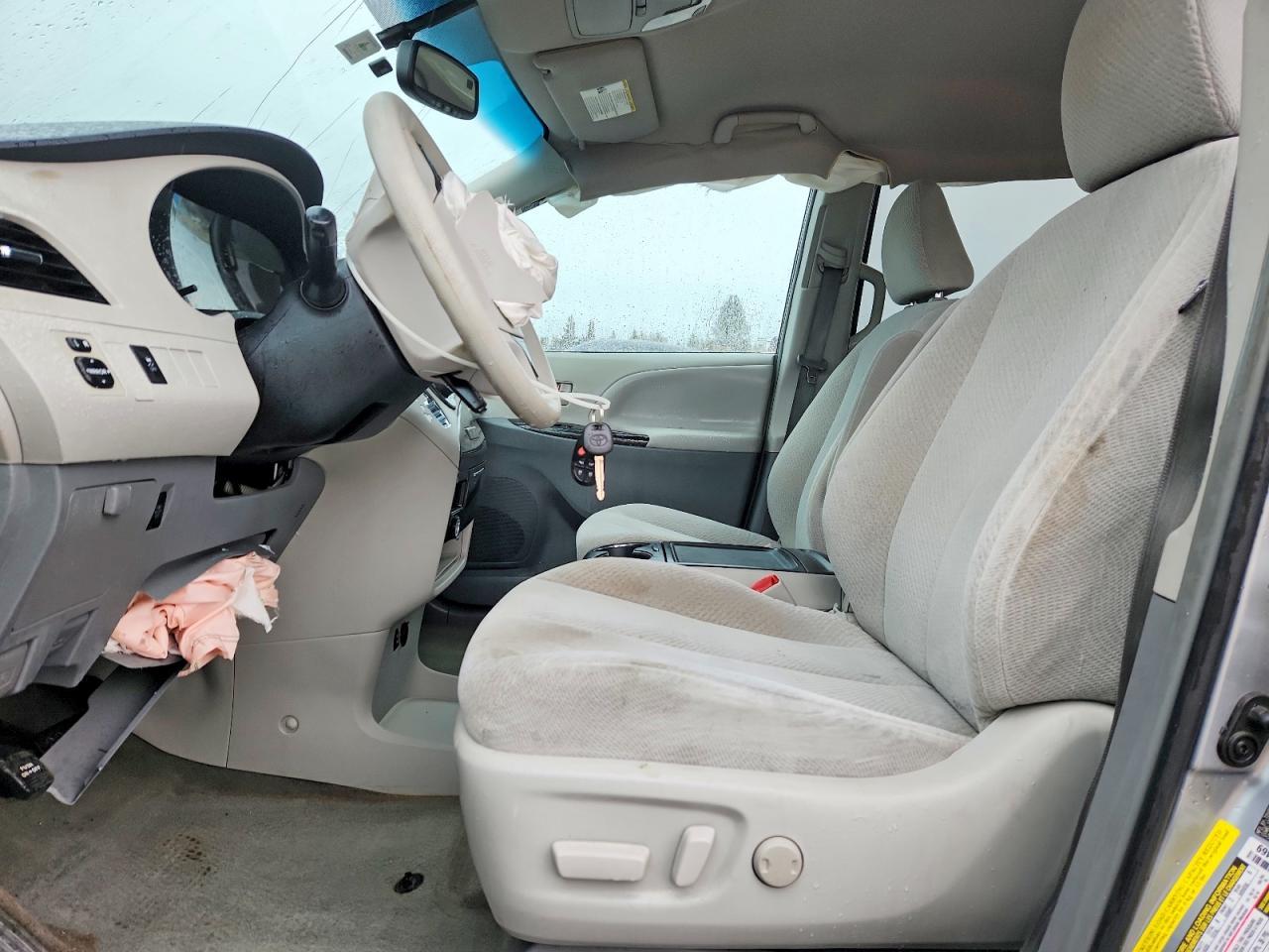 2013 Toyota Sienna Le 8-Passenger - Image 7