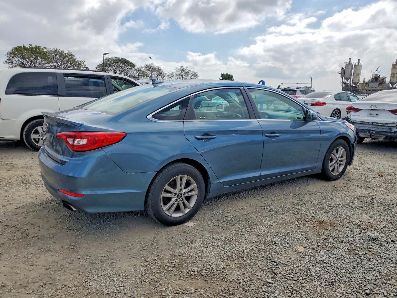 2017 Hyundai Sonata Base - Image 3