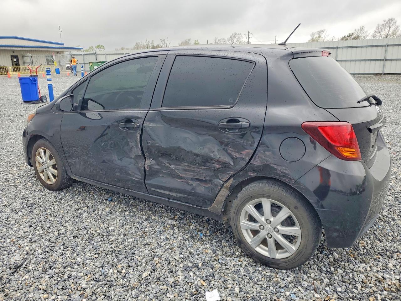 2015 Toyota Yaris 5-Door Le - Image 2