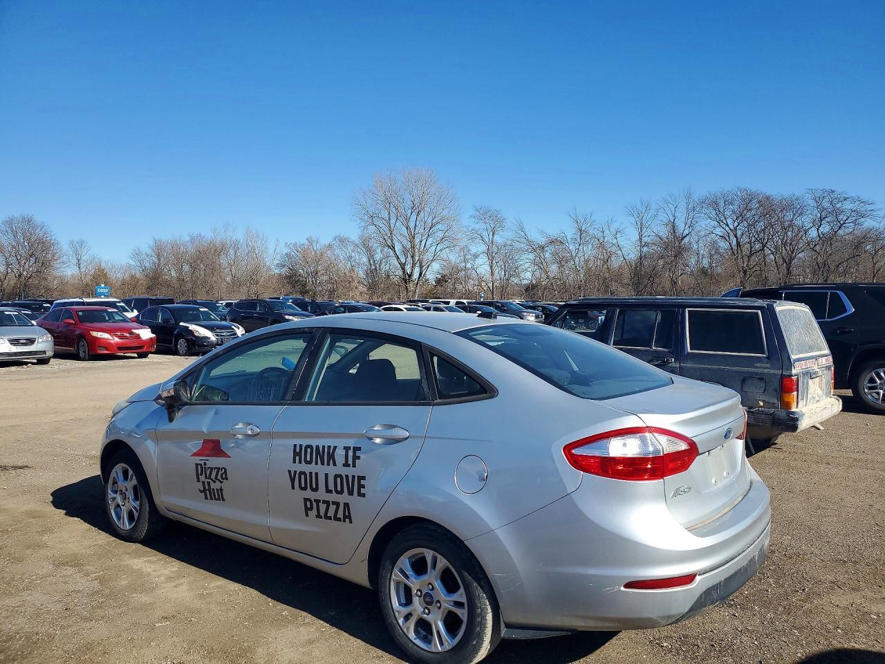 2015 Ford Fiesta Se - Фото 2