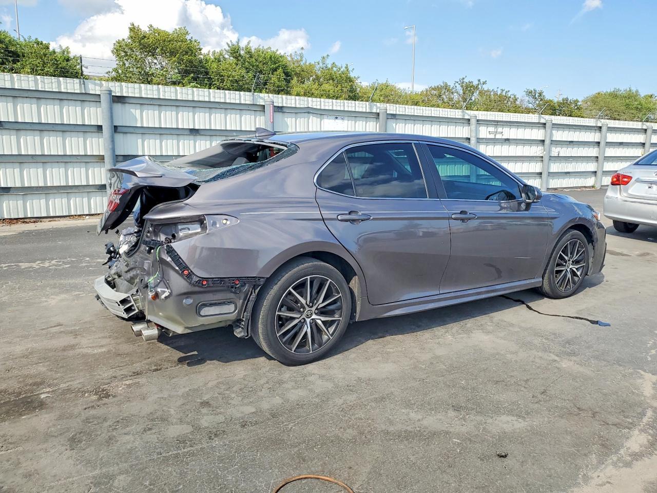 2023 Toyota Camry Se - Image 3