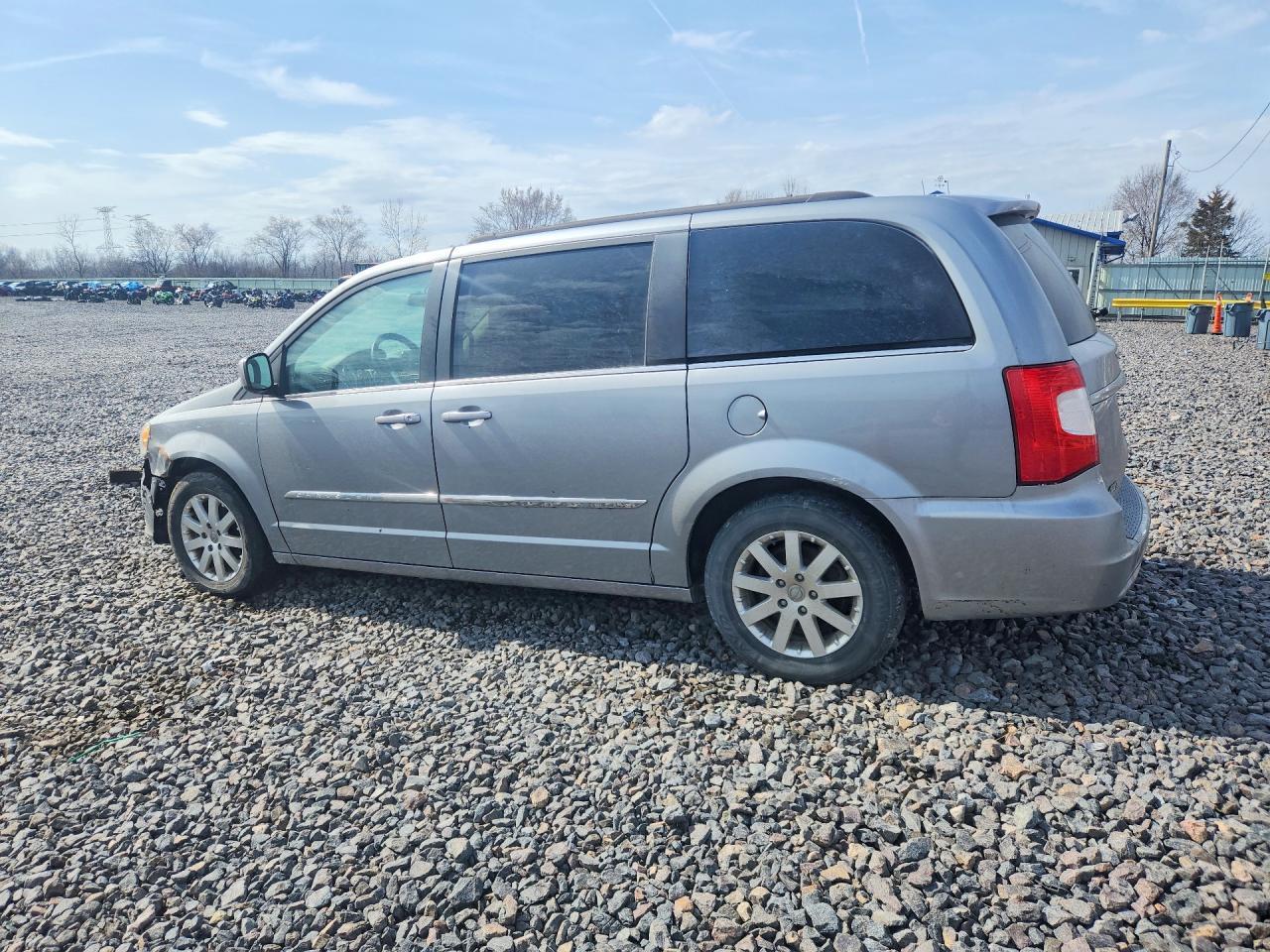 2015 Chrysler Town & Country Touring - Image 2
