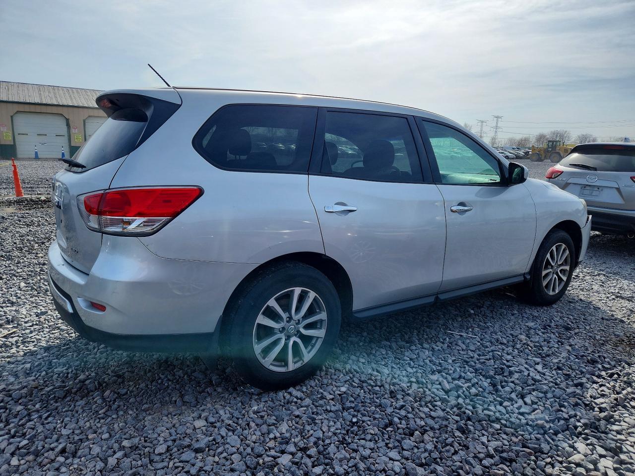 2014 Nissan Pathfinder S - Image 3