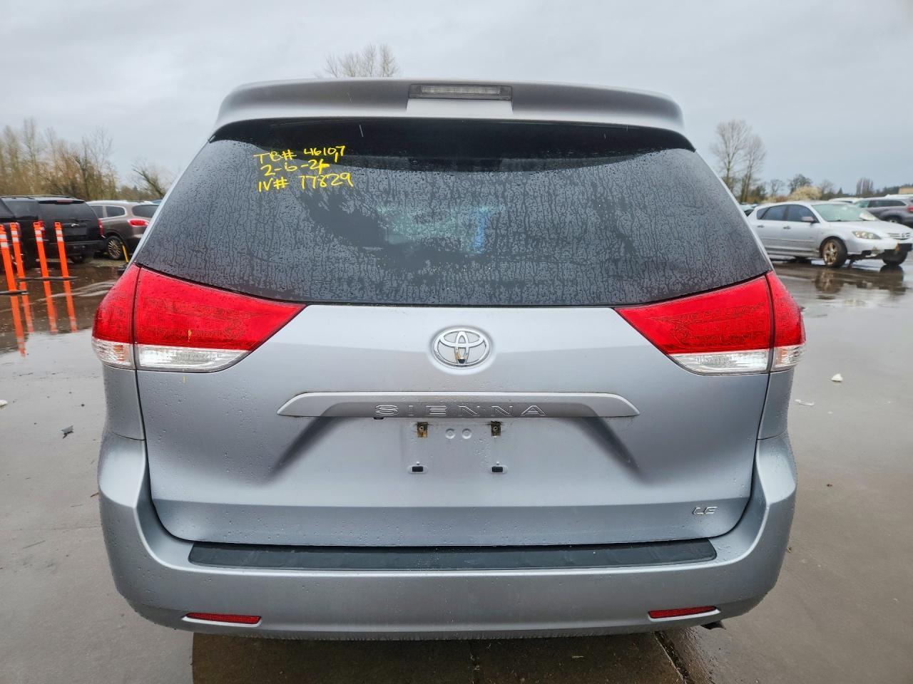 2013 Toyota Sienna Le 8-Passenger - Image 6
