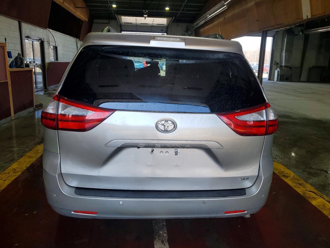 2015 Toyota Sienna Xle 8-Passenger - Image 6