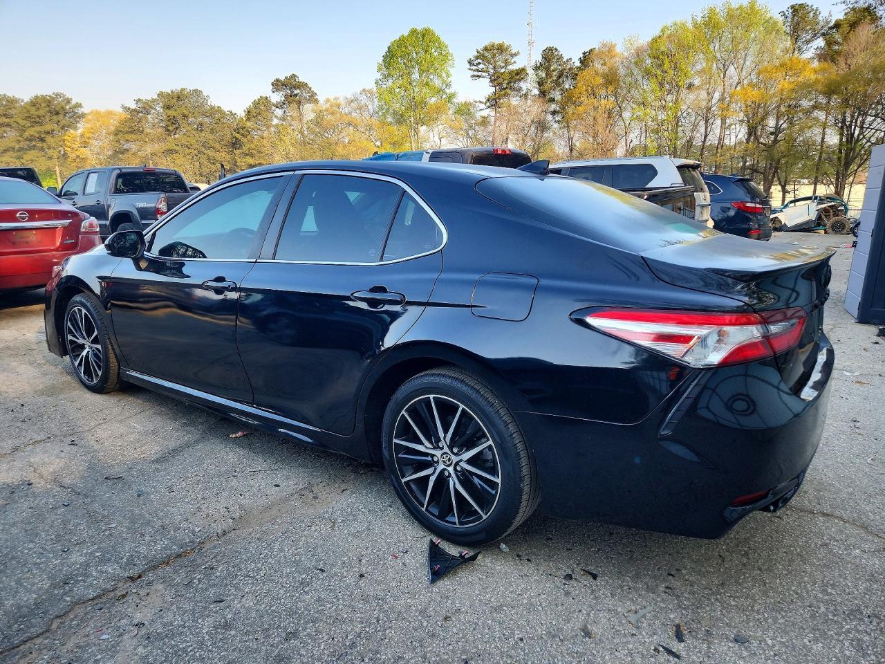 2022 Toyota Camry Se - Фото 2