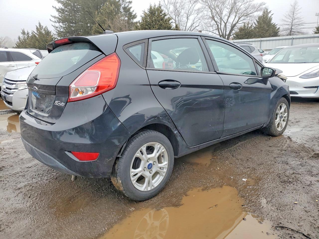 2015 Ford Fiesta Se - Фото 3