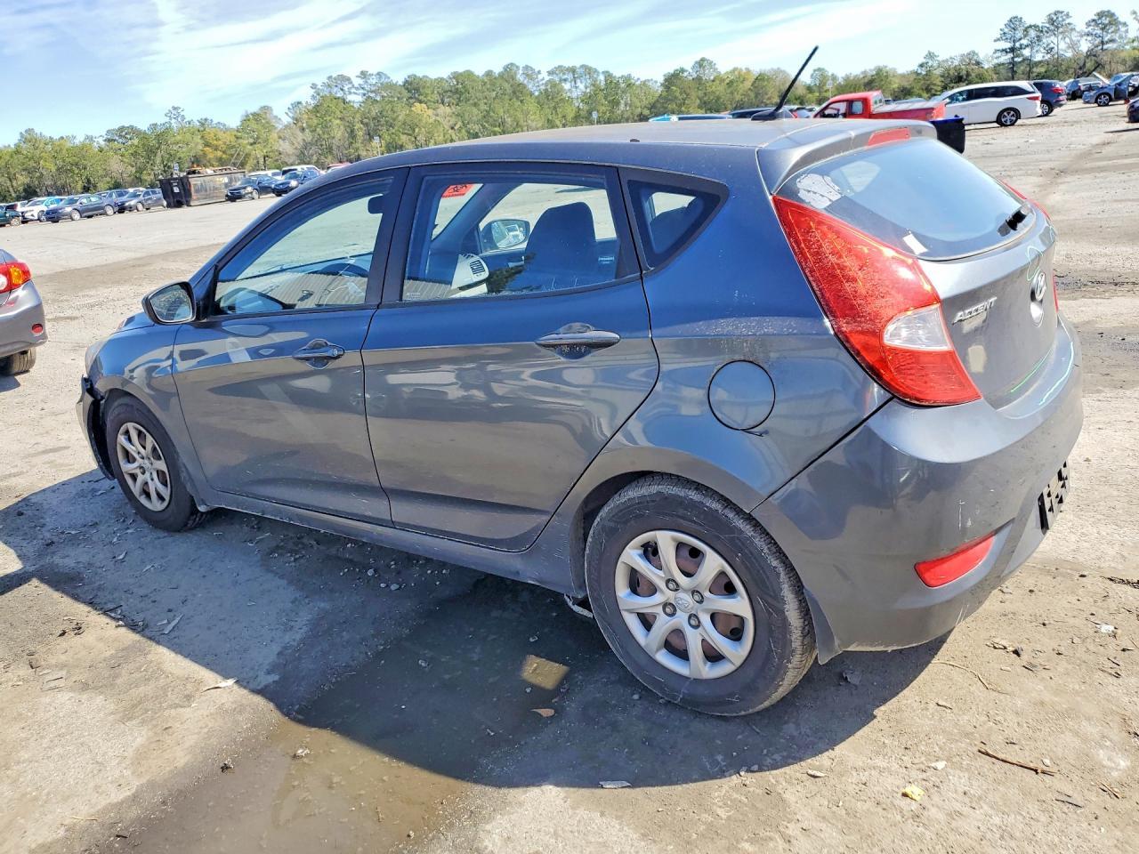 2013 Hyundai Accent - Image 2