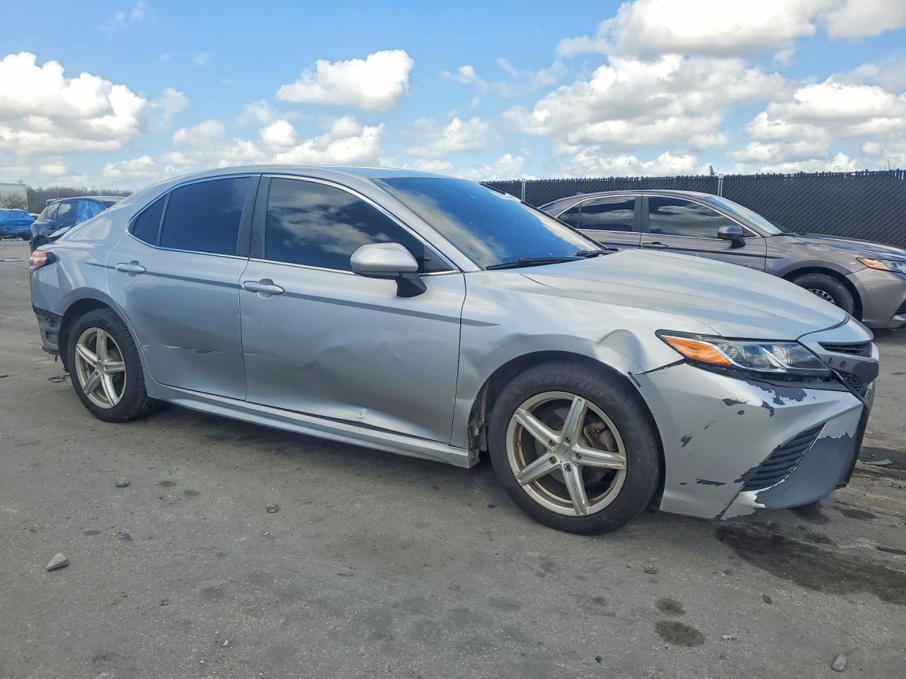 2020 Toyota Camry Se - Фото 4