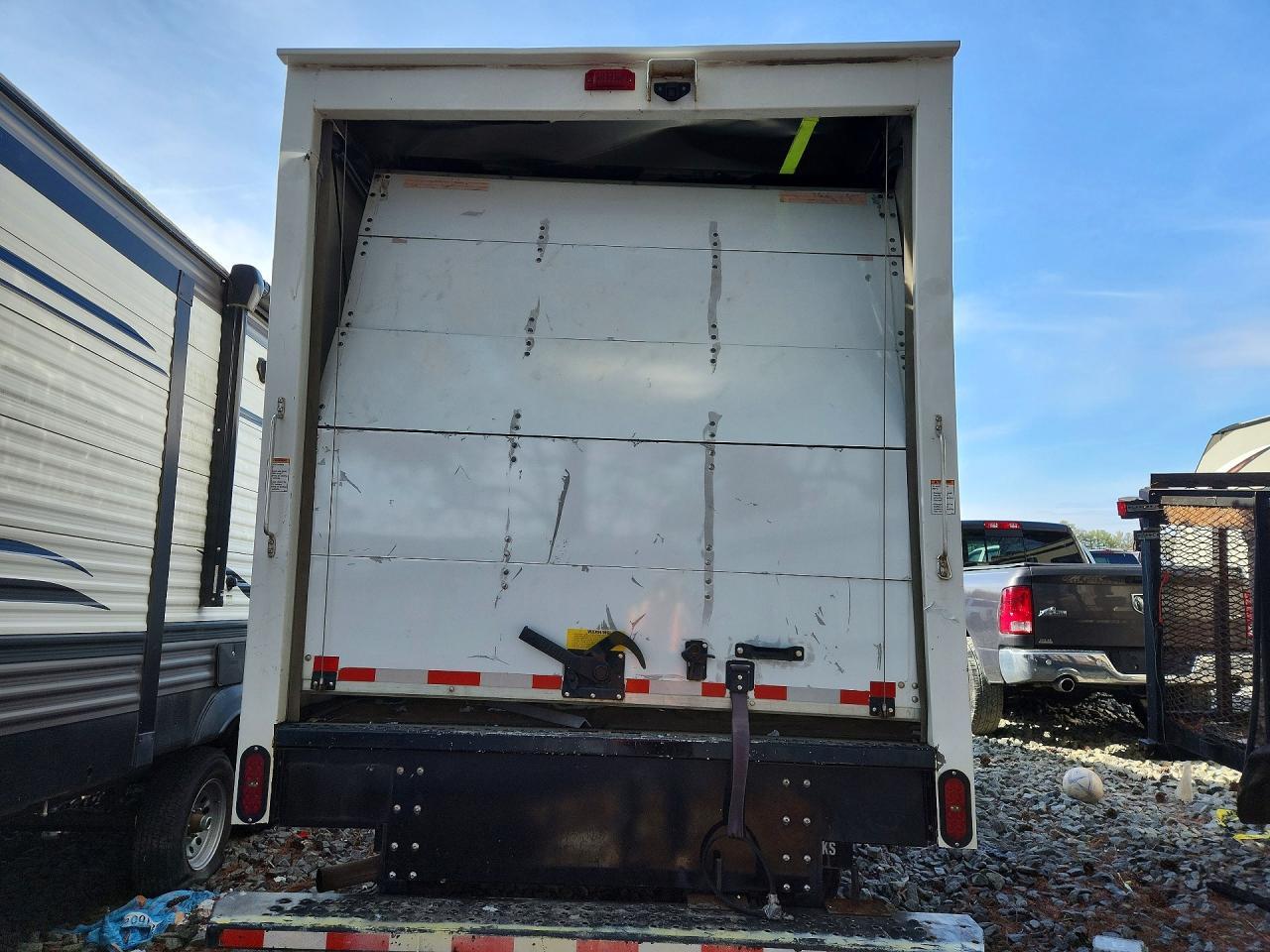 2021 Chevrolet Express G3500 Box Truck - Фото 6