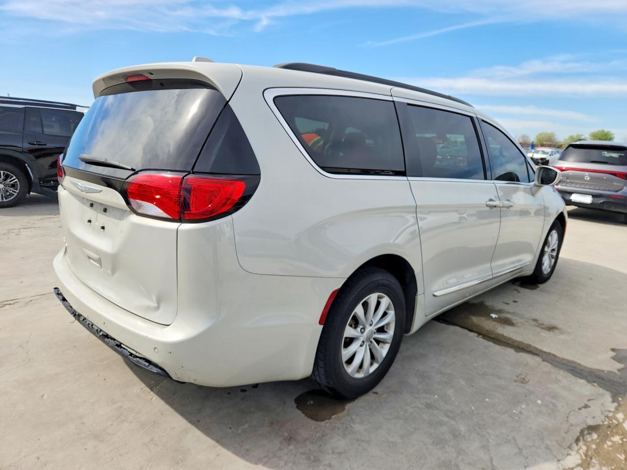 2017 Chrysler Pacifica Touring L - Фото 3